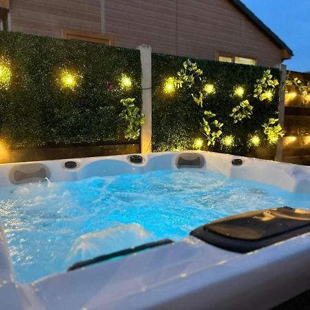Elder Cabin With Hot Tub York Dış mekan fotoğraf