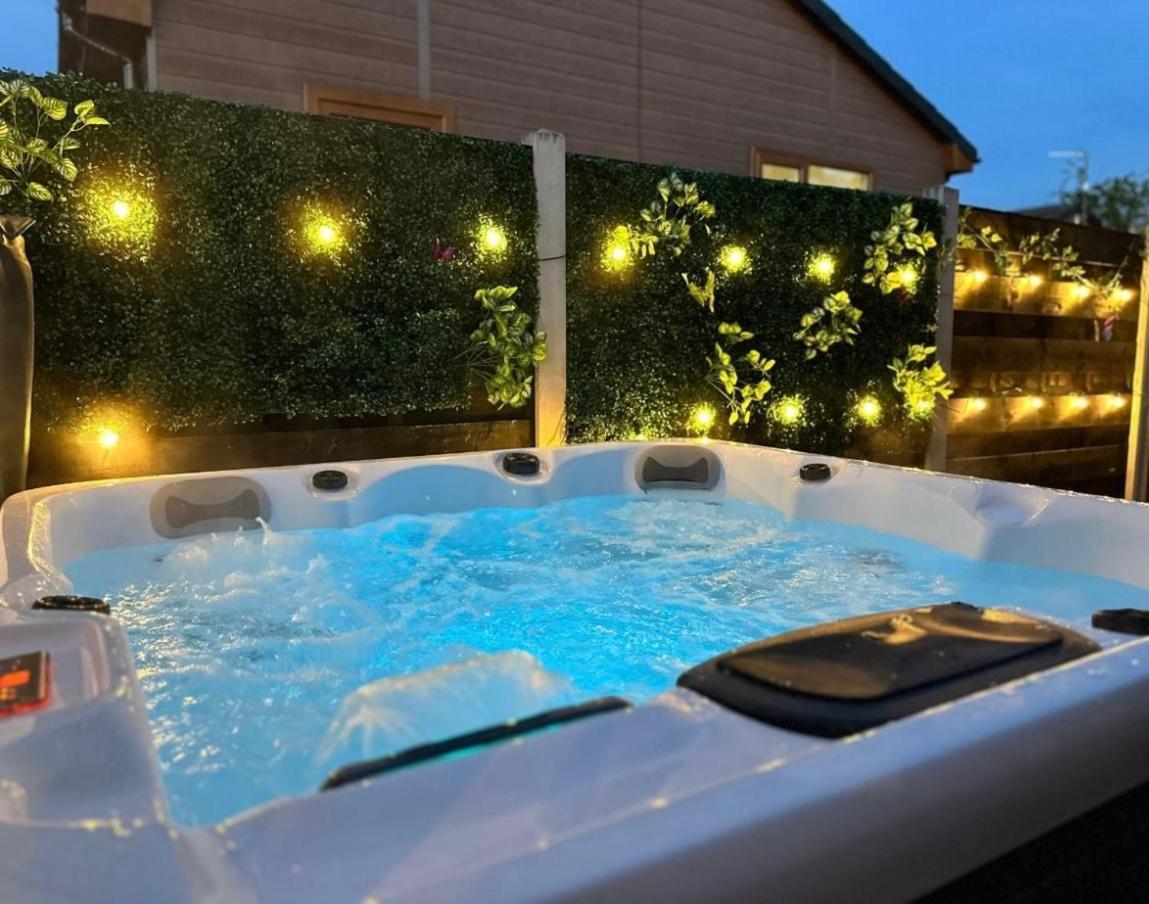Elder Cabin With Hot Tub York Dış mekan fotoğraf